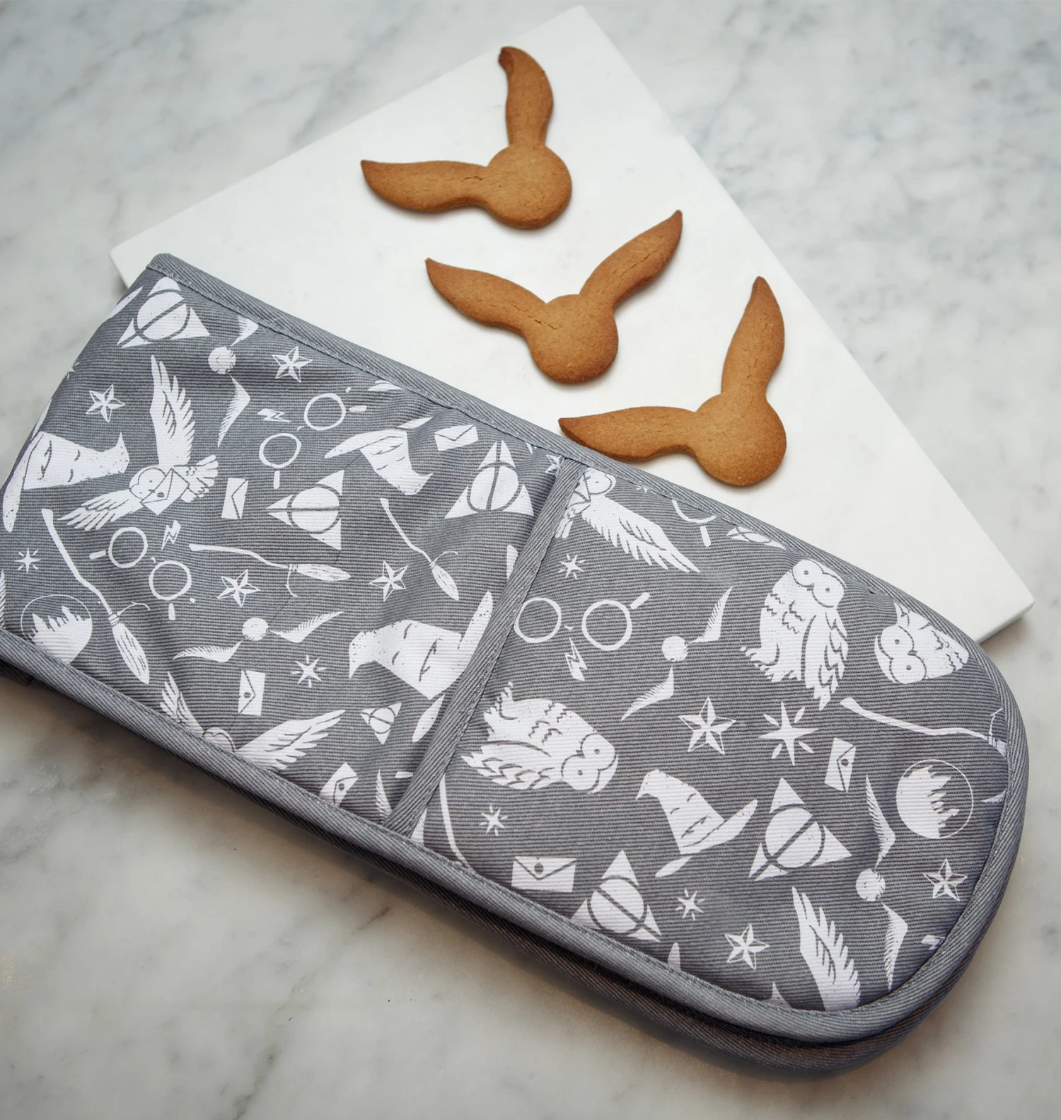 Warner Bros Hogwarts Oven Gloves 4 Warner Bros Hogwarts Oven Gloves - Image 2