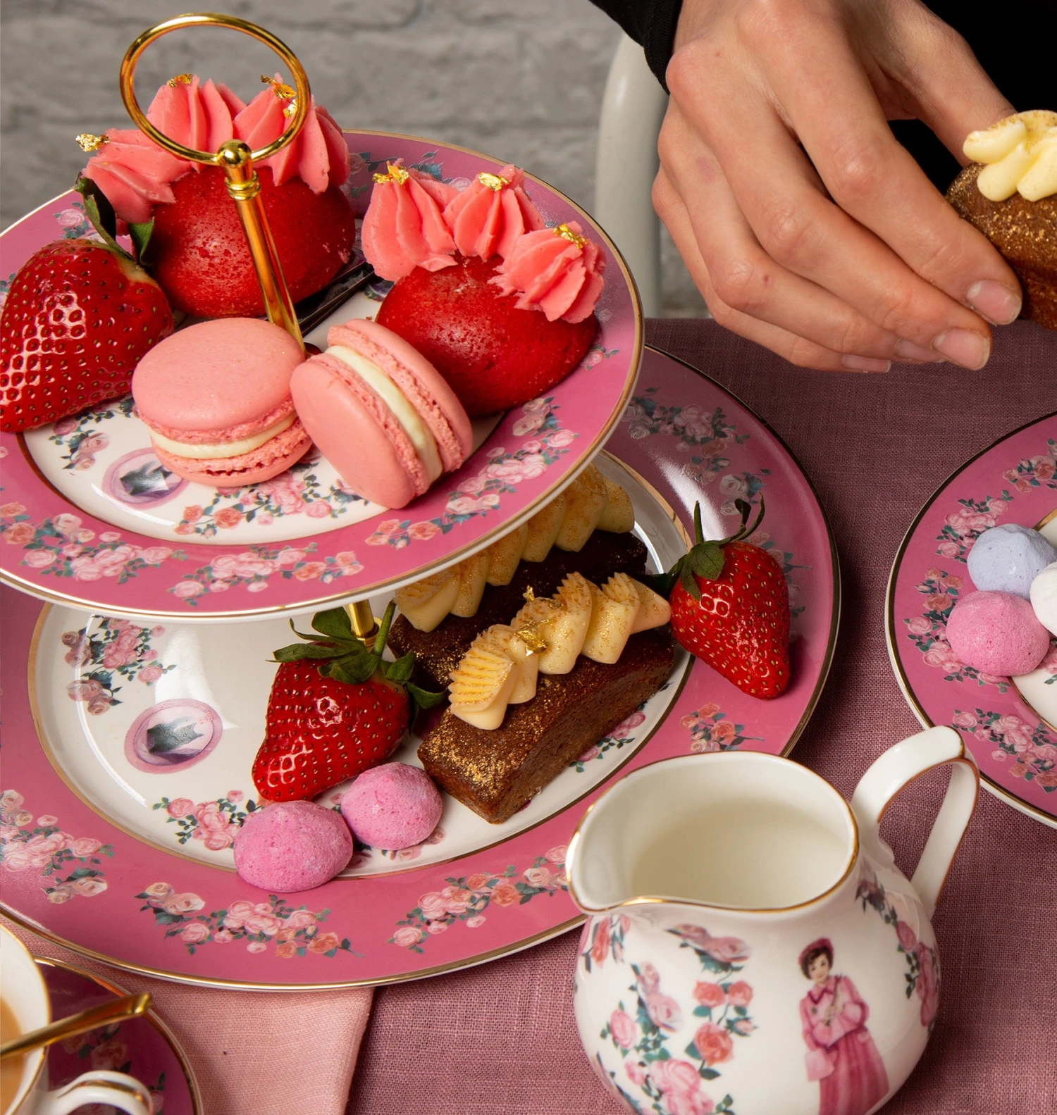 Warner Bros Umbridge Two Tier Cake Stand 3 Warner Bros Umbridge Two Tier Cake Stand